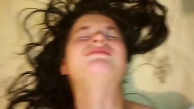 Паренек крупным планом приходует узбечку в анал.