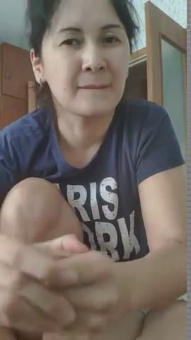 Жена узбечка дрочит и сосёт член мужа с финалом от первого лица